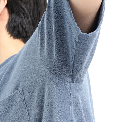 スビンプラチナムマイクロパイルビッグTシャツスモークブルーのアームホールを写したメンズ着用画像