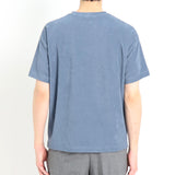 スビンプラチナムマイクロパイルビッグTシャツスモークブルーの背面を写したメンズ着用画像