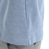 スビンプラチナムマイクロパイルビッグTシャツスモークブルーの裾を写したメンズ着用画像
