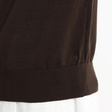 スビンプラチナムタートルネックニットオークの裾を写したメンズ着用画像