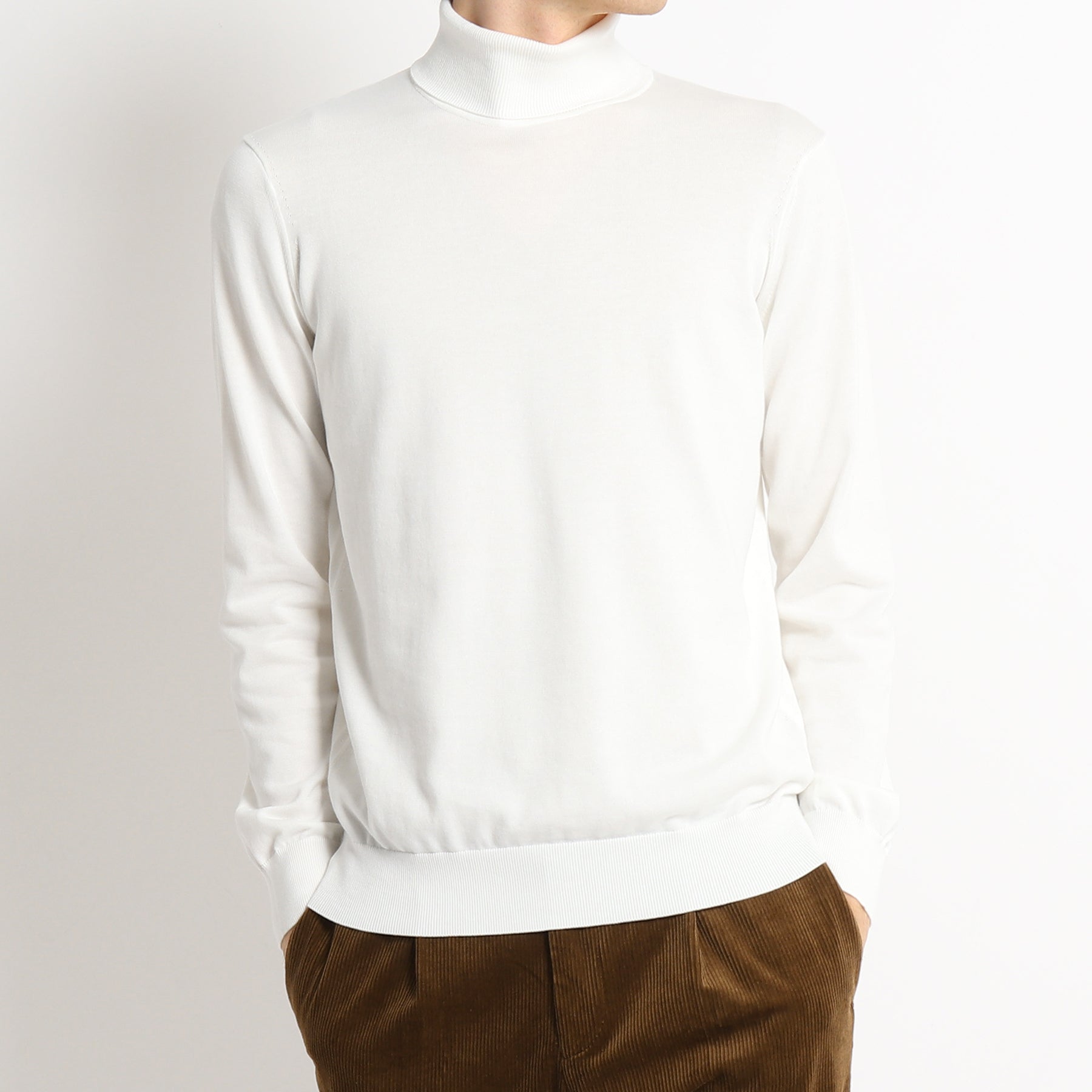 フェンディ タートルネック ニット ホワイト フェンディ タートルネック ニット ホワイト