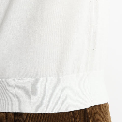 スビンプラチナムタートルネックニットホワイトの裾を写したメンズ着用画像